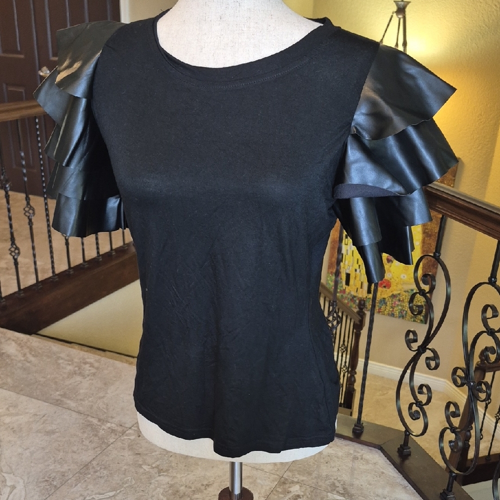 Gracia Black Ruffle Sleeve Tee